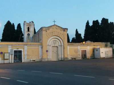 Per raggiungere la zona dal centro di Ceglie bisogna imboccare la provinciale 49 in direzione Valenzano. Dopo cinquecento metri la meta apparir� sulla destra. Siamo di fatto davanti al cimitero, di cui fa parte integrante una particolare chiesa, in stile eclettico e di colore giallo pallido